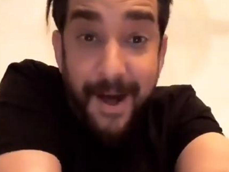 Məşhur aktyor çəkiliş zamanı yandı - FOTO