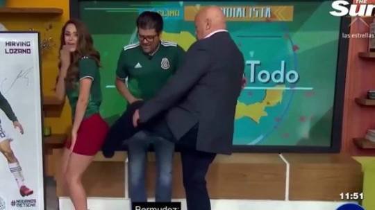 Canlı yayım zamanı aparıcının arxasını təpiklədilər - VİDEO