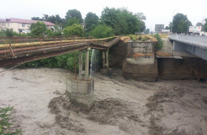 Ucar-Zərdab körpüsü də çökür: sel hər saat 10 sm qalxır