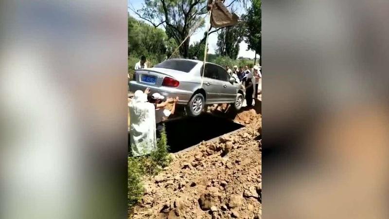 Qəribə DƏFN MƏRASİMİ - Maşınıyla birlikdə dəfn olundu - VİDEO