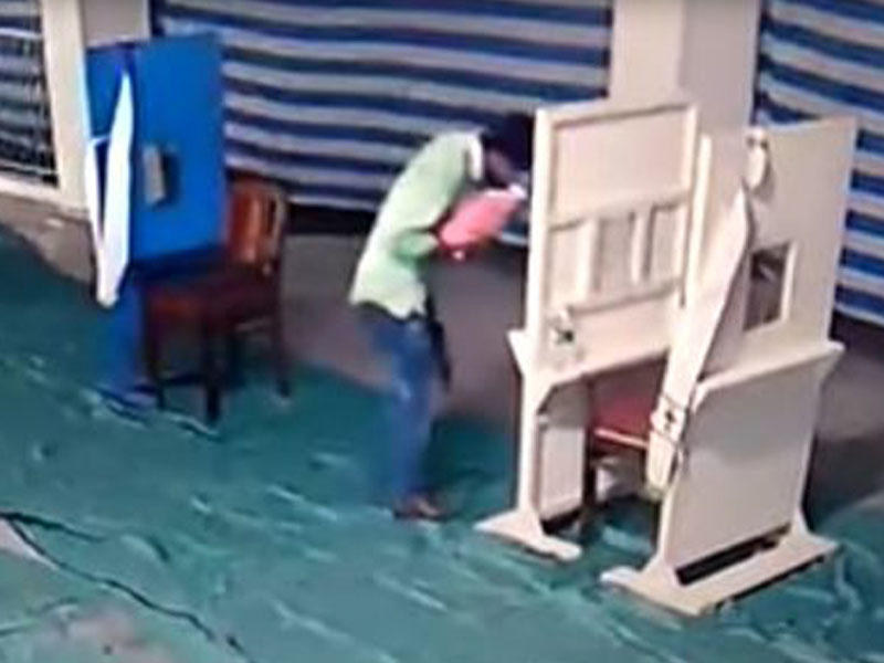 Yenidoğulan körpəni öpüb, kilsənin qarşısına qoyan kişi kameraya düşdü - VİDEO - FOTO