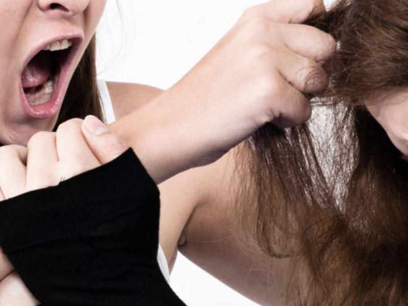 Bakıda qonşu qadınlar arasında dava: bir nəfər kəllə-beyin travması alıb