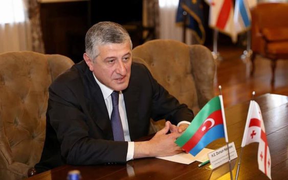 Səfirimizin gözü qarşısında bayrağımız təhqir olundu – FOTOLAR