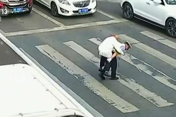 Polis qocanı belində daşıdı – VİDEO