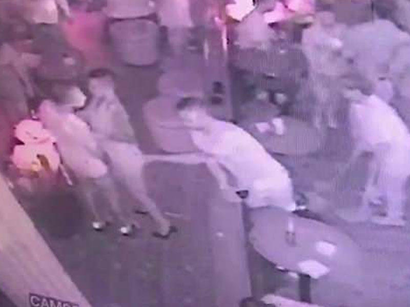 Barda rəqs edən qızın arxasına toxunan turist bıçaqlandı - VİDEO