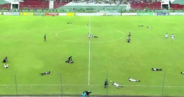 Futbolda bu da oldu: Hər kəs yerə uzandı - VİDEO