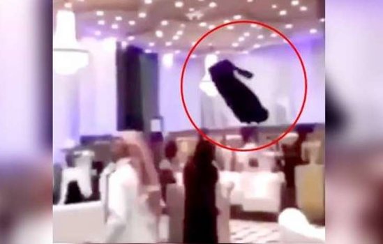 Anidən havaya qalxdı və... Zaldakı insanlar çaş-baş qaldı / VİDEO