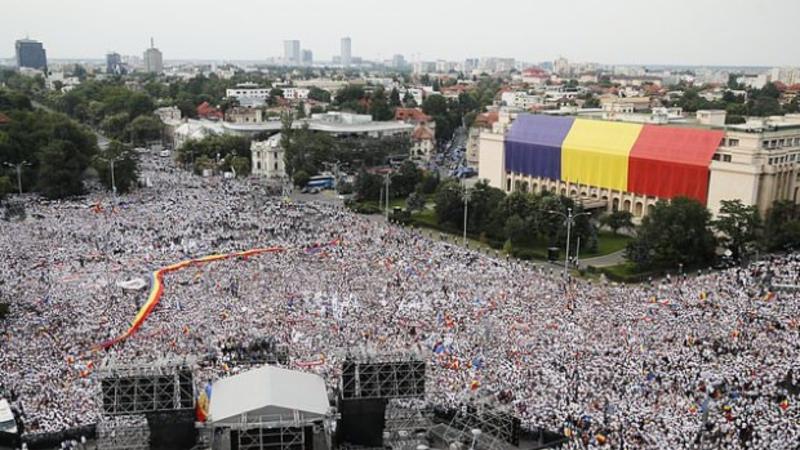 Avropa ölkəsi 28 ildən sonra ayağa qalxdı: Parlament etiraz aksiyaları keçirir