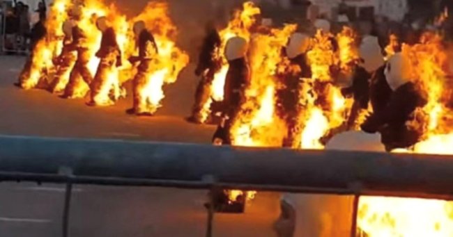 32 nəfər eyni anda özünü oda verdi – Video