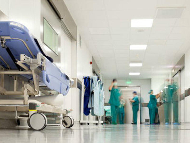 Bakıda gənc oğlan yaşadığı evin həyətində bıçaqlanıb