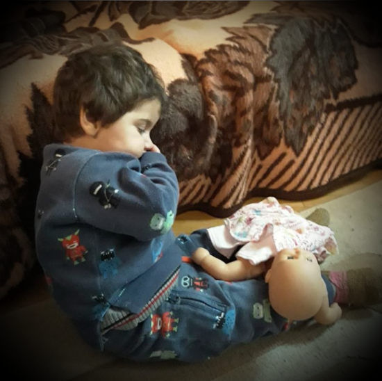 3 yaşlı körpə 5 yaşlı xalası ilə birgə küçəyə atıldı – AZƏRBAYCANDA İLGİNC OLAY