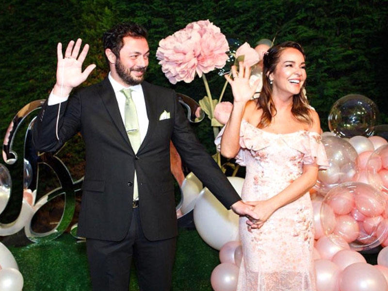 Müğənni 4-cü dəfə nişanı qaytardı - FOTO