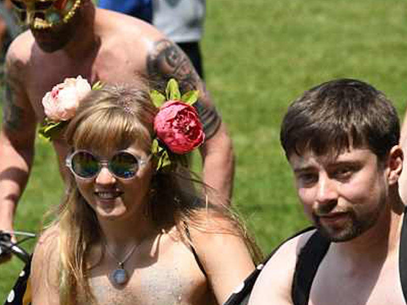 550 nəfər soyundular, küçələrdə velosiped sürdülər - FOTO