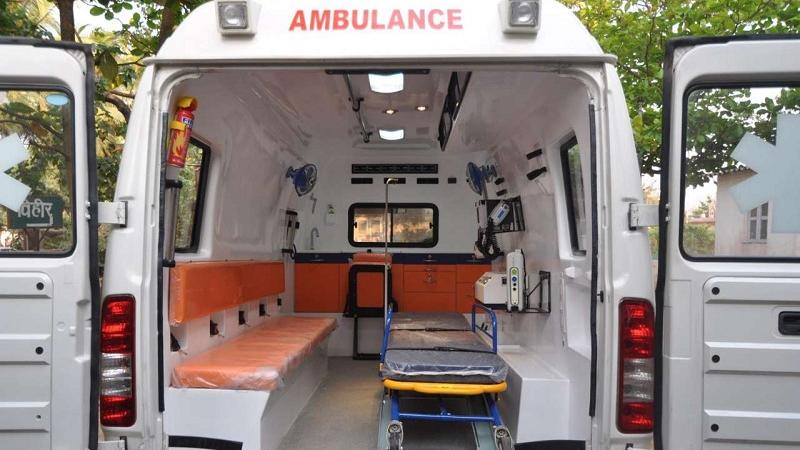 Mikroavtobus dirəyə çırpıldı: 13 yaralı