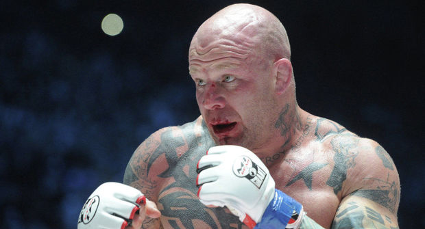 Məşhur döyüşçüyə Rusiya pasportu verildi – VİDEO