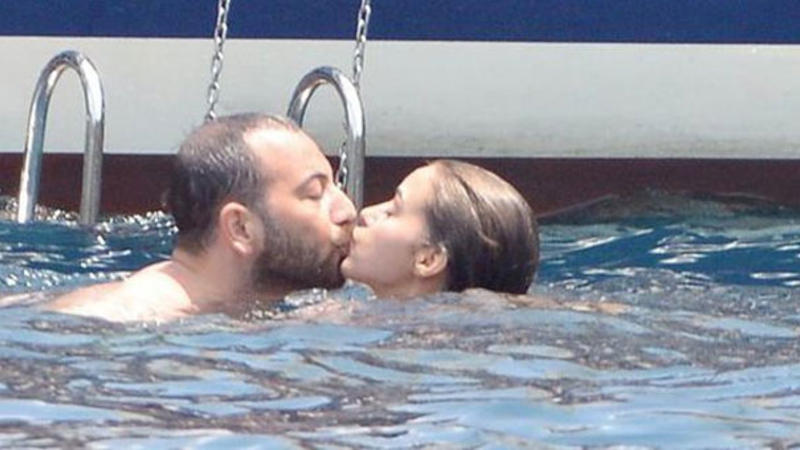Məşhur aktrisa iş adamı ilə bu vəziyyətdə görüntüləndi - FOTO
