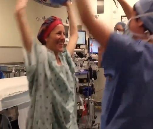 Həkimlər xərçəng olan qadının son arzusunu belə həyata keçirdi - VİDEO