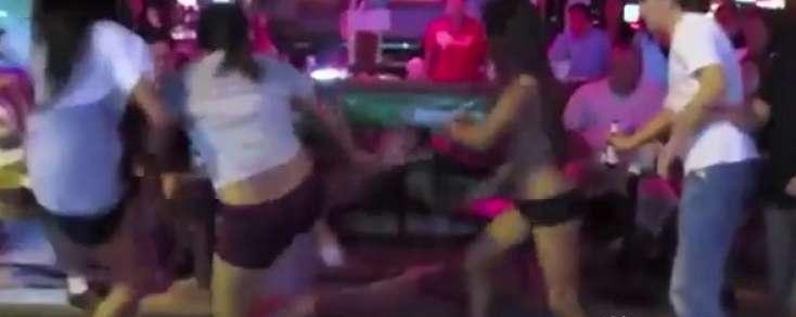 Qızlar özlərinə söz atan oğlanı vəhşicəsinə döydülər -  VİDEO