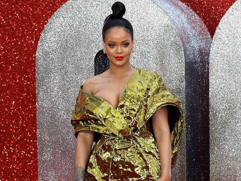 Rianna qala gecəsində sinəsi görünməsin deyə xeyli 