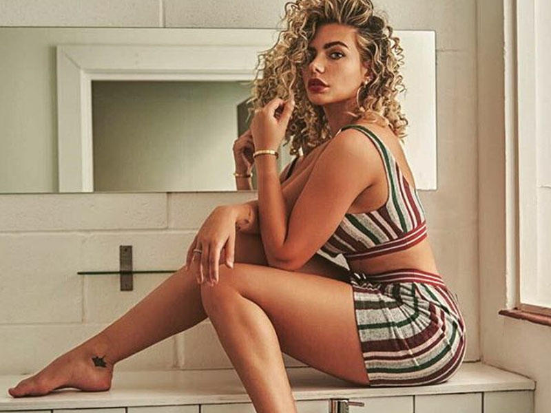 Əxlaqsız olduğu üzə çıxan şou ulduzu yenə çılpaq şəkillərini yaydı - FOTO