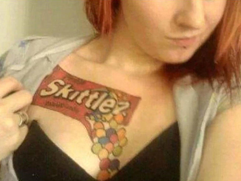 Gənc qadın sinəsinə çəkdirdiyi döyməylə RƏZİL OLDU - FOTO