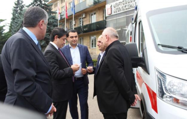 Heydər Əliyev Fondundan Gürcüstana maşın hədiyyəsi