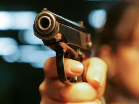 49 yaşlı azərbaycanlı bazarda adamları atəşə tutdu