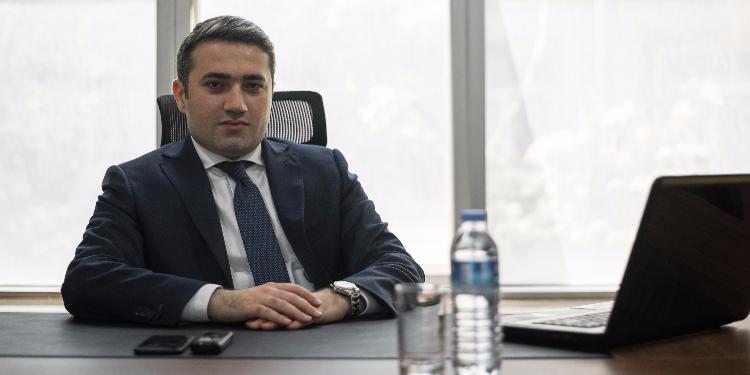 “GünayBank”ın sədr müavini 100 milyonu götürüb ölkədən qaçdı