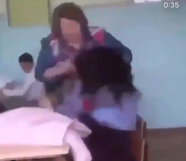 Müəllim şagirdə sillə vurdu - Görənlərin hiddətinə səbəb olan VİDEO