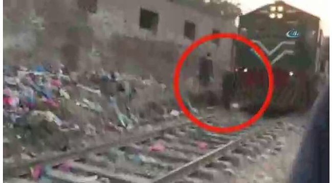 Relsdən vaxtında çıxa bilməyən adamı qatar vurdu - Anbaan VİDEO