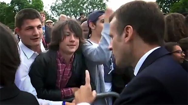 Fransa prezidenti yeniyetməyə acıqlandı - VİDEO