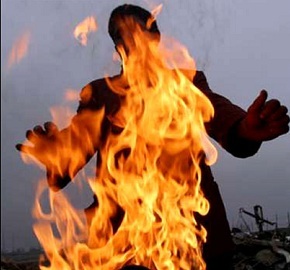 25 yaşlı oğlanı küçənin ortasında yandırdılar – Dəhşətli qətl