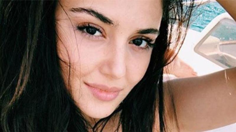 Məşhur aktrisa bikinili FOTOLARI ilə gündəmdə
