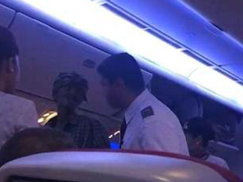 Bu da oldu: təyyarədə də dilənirlər - VİDEO - FOTO