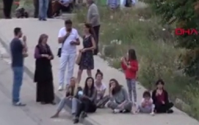 Gənc qızın intihara cəhdini “semiçka” çırtlayaraq izlədilər - Video