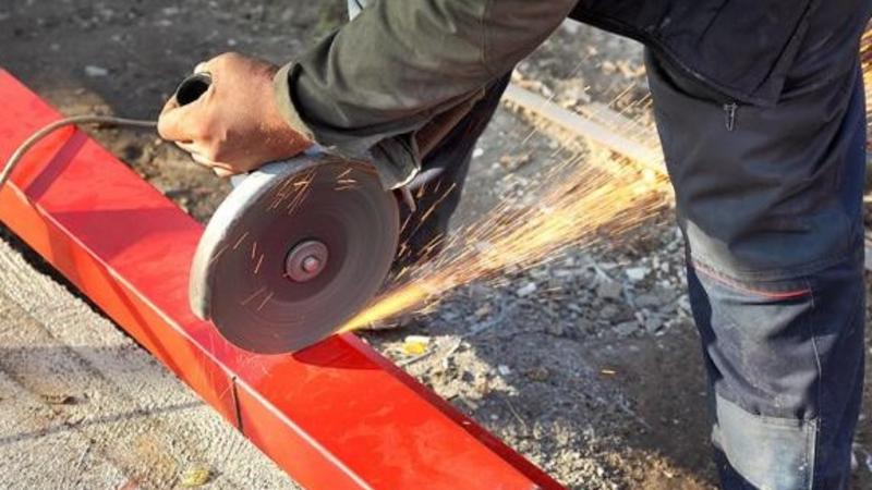 Mingəçevirdə baba laqonda ilə nəvəsinin ayağını kəsdi