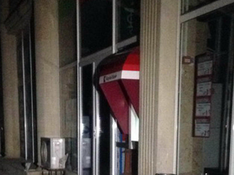 Bankomatdan pul çıxaran gəncləri bıçaqladılar - Biri öldü+Video