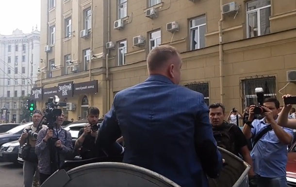 Məmuru zibil qabına atıb, ağzını bağladılar - VİDEO