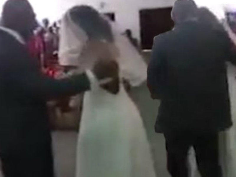 Qız gəlinlik geyinib keçmiş sevgilisinin toyunda biabırçılıq etdi - VİDEO