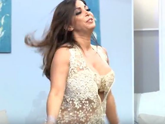 Azərbaycanlı kişi müğənnidən biabırçı hərəkət: Canlı yayımda dekolteli geyinən rəqqasəni... - VİDEO