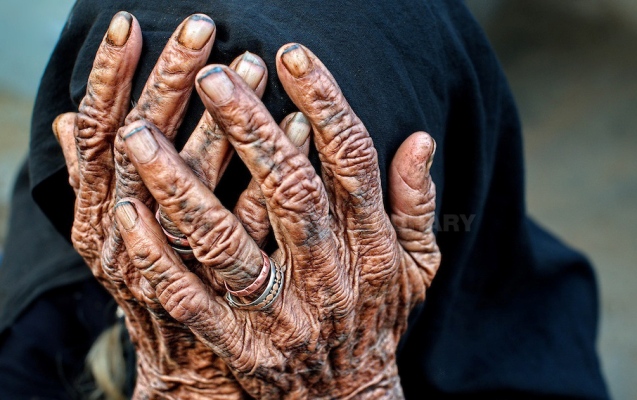 Lənkəranda nəvə nənəsini və köməyə gələn qohumunu döydü