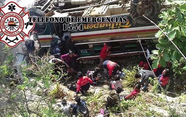 55 tələbəni daşıyan avtobus uçuruma düşdü