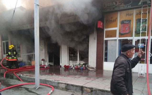 Mağazanı soydu, sonra yandırdı