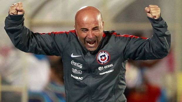 Azarkeşlər Argentinanın baş məşqçisinin üstünə tüpürdülər - FOTO