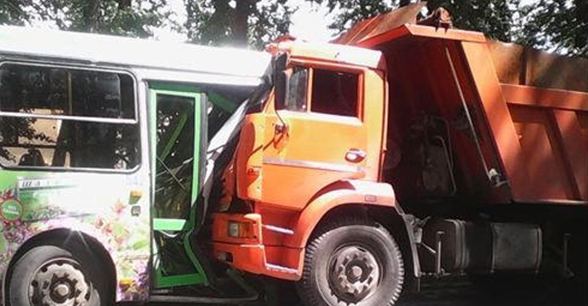 Bakıda yük maşını avtobusa çırpıldı- - Video