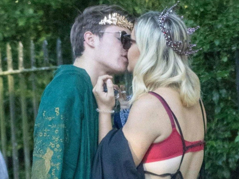 Məşhur universitetin məzun günündə tələbələr cinsi əlaqəyə girdilər - VİDEO - FOTO