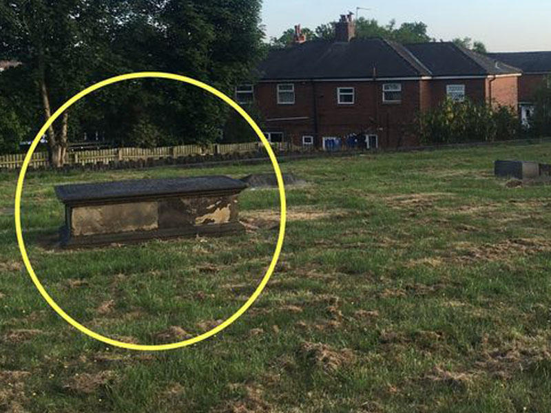 Hələ belə azğın cütlük olmamışdı: baş daşının üstündə əxlaqsızlıq - FOTO