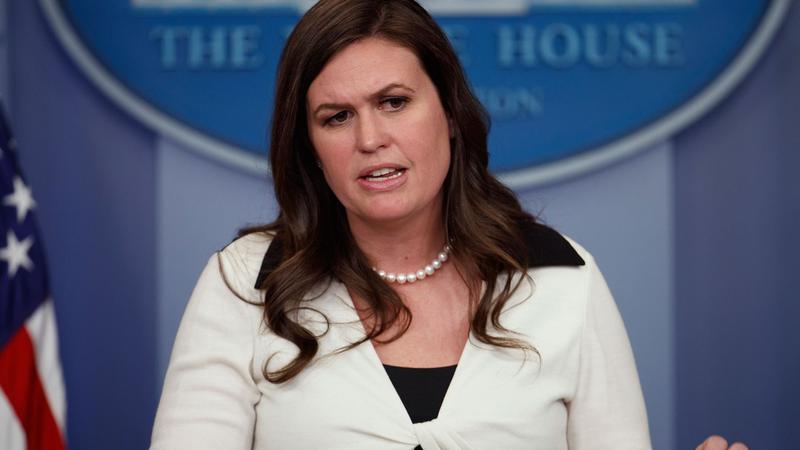 Ağ Evin mətbuat katibini Trampa görə restorandan qovdular