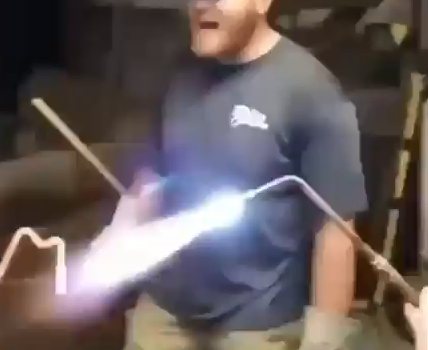 Gənc oğlanın sinəsinə damğa basdılar: Bu video görənləri dəhşətə gətirir (+18)