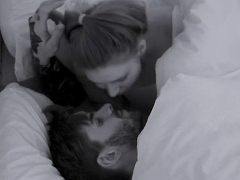 Efirdə əxlaqsız görüntülər yayımlandı - FOTO